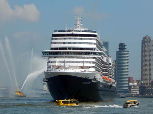 Aankomst cruiseschip ms Koningsdam van de Holland America Line aan de Cruise Terminal Rotterdam